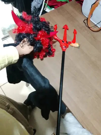 Disfraz de diabla con capa y tridente - miniatura 3