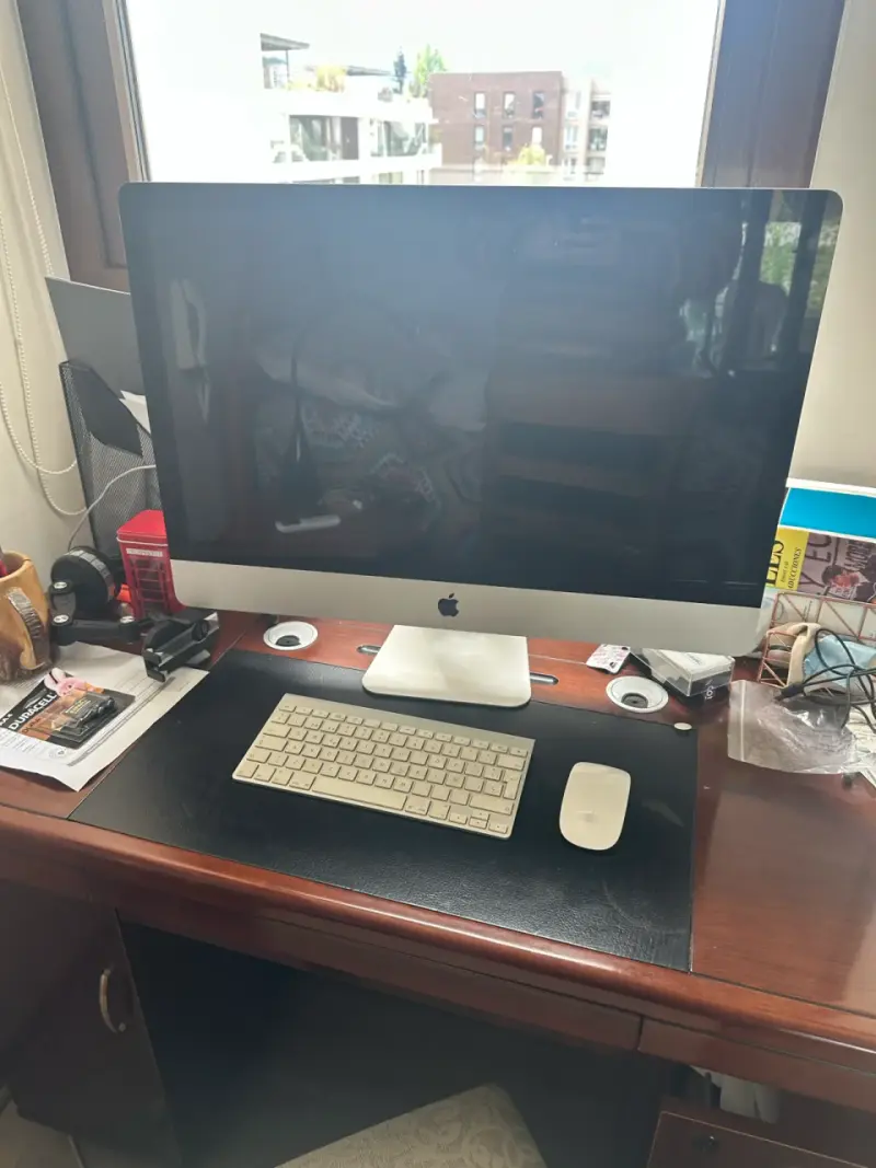iMac de 27 pulgadas con teclado y mouse - 1