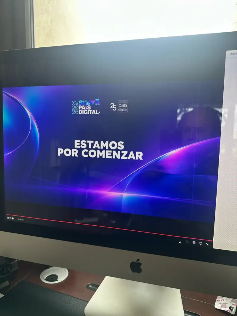 iMac de 27 pulgadas con teclado y mouse - 3