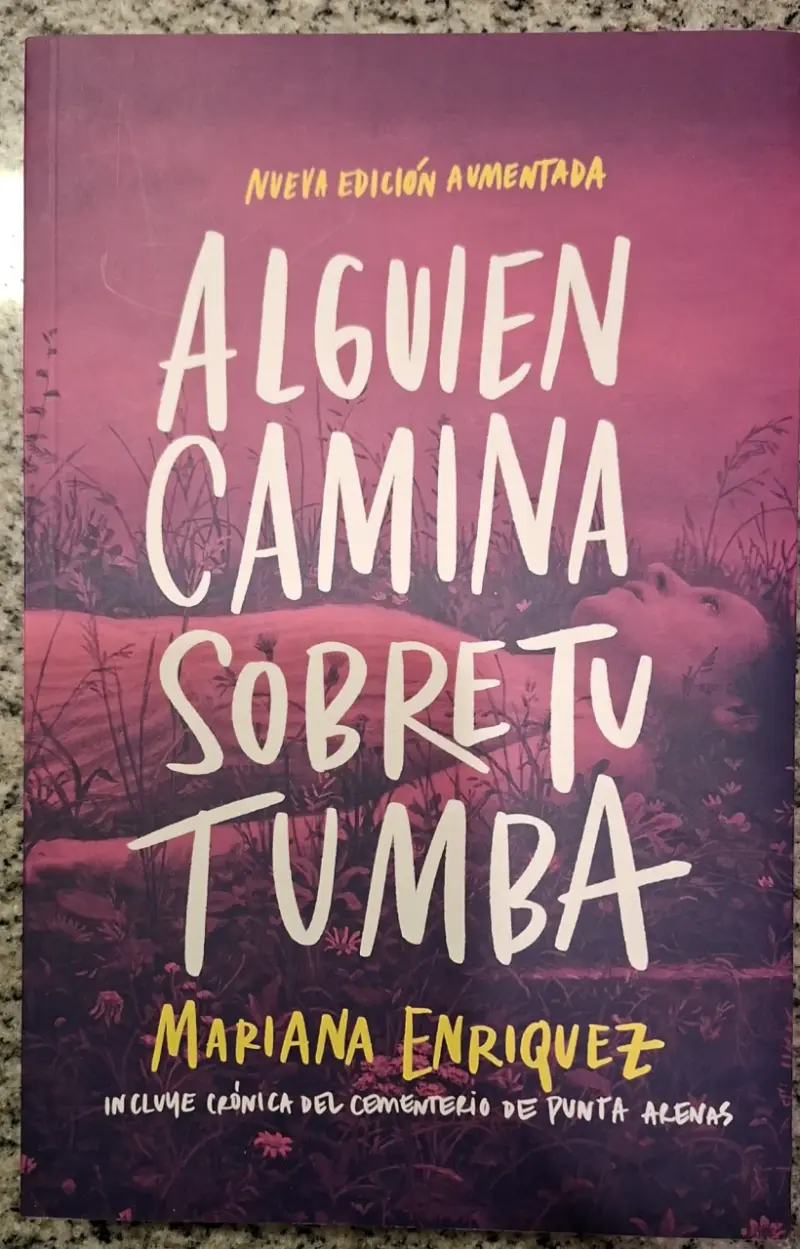 Alguien Camina Sobre Tu Tumba de Mariana Enrí - 1