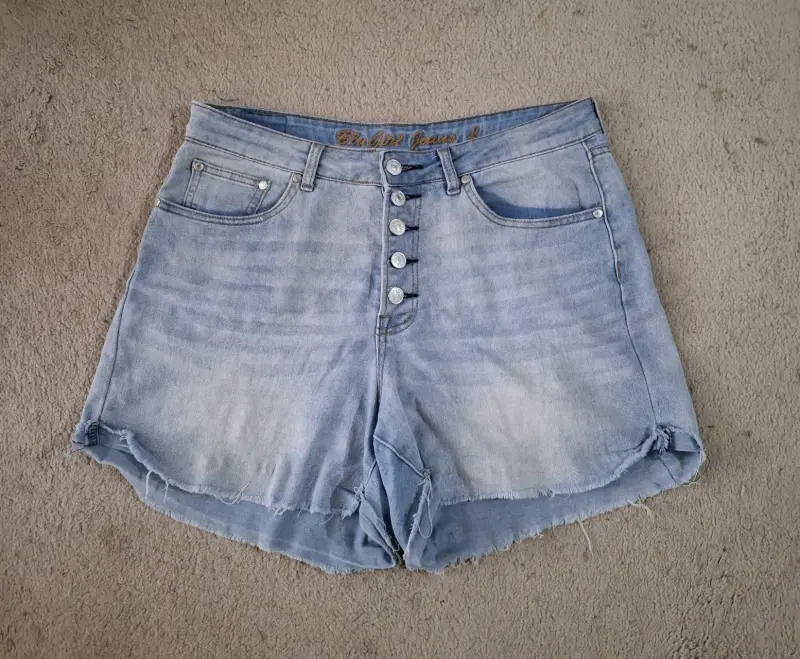 Shorts de mezclilla azul claro con botones