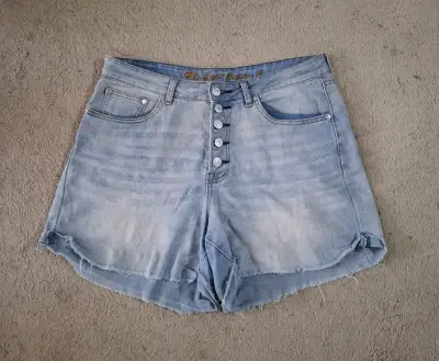 Shorts de mezclilla azul claro con botones - miniatura 1