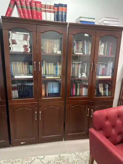 Biblioteca de madera con puertas de vidrio - miniatura 1