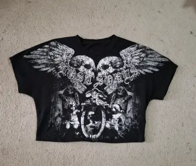 Polera negra con diseño de calaveras y ángeles - miniatura 1