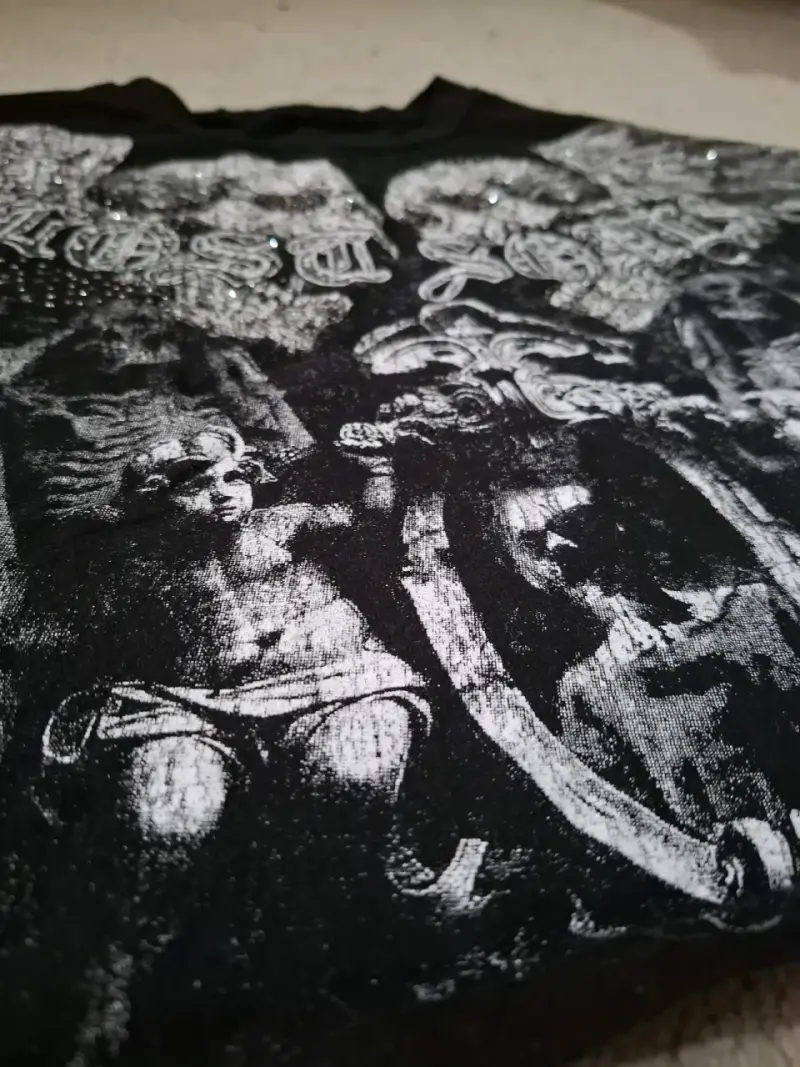 Polera negra con diseño de calaveras y ángeles - 2