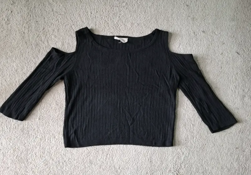 Polera negra hombros descubiertos Americanino - 1