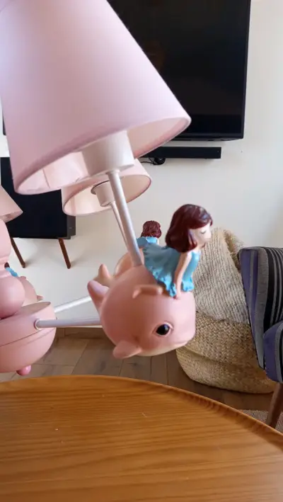 Lámpara de techo infantil rosa con figuras decorativas - miniatura 1