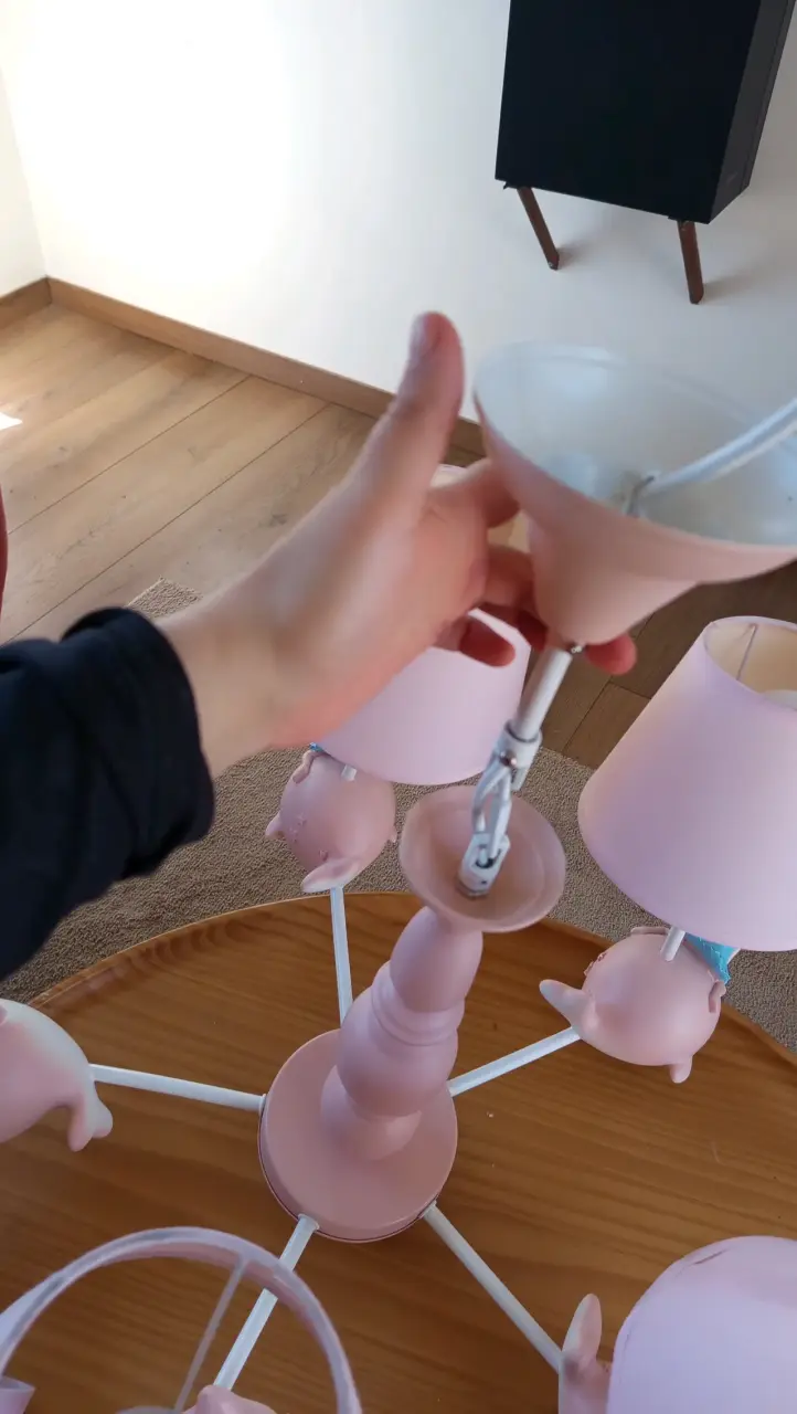 Lámpara de techo infantil rosa con figuras decorativas - 2