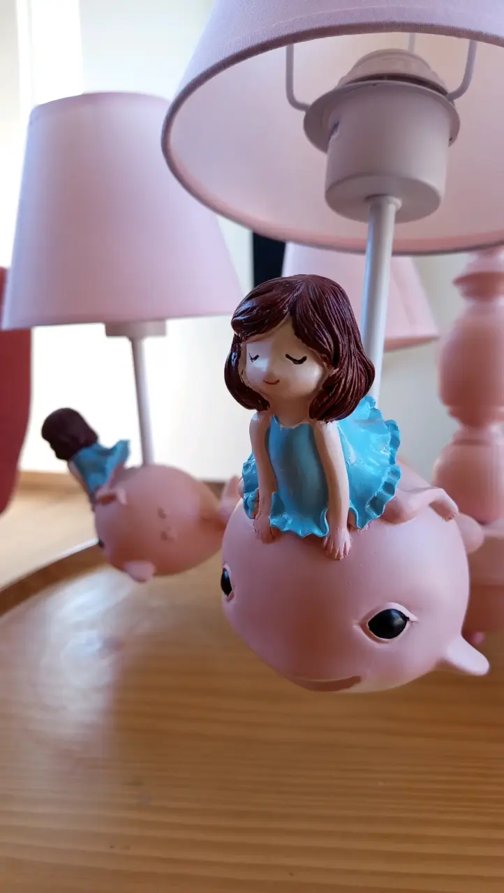 Lámpara de techo infantil rosa con figuras decorativas - 3