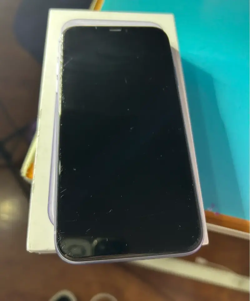 iPhone 11 en buen estado con caja original - 4