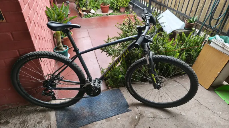 Bicicleta de montaña Specialized negra