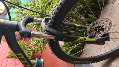 Bicicleta de montaña Specialized negra - miniatura 4