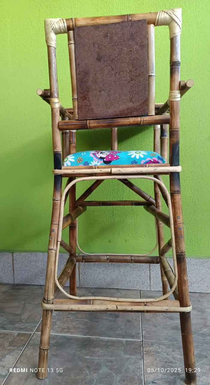 Silla alta de bambú para niños con cojín colorido