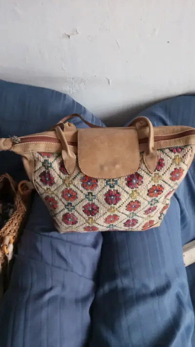 Bolso de tela bordada con diseño floral - miniatura 1