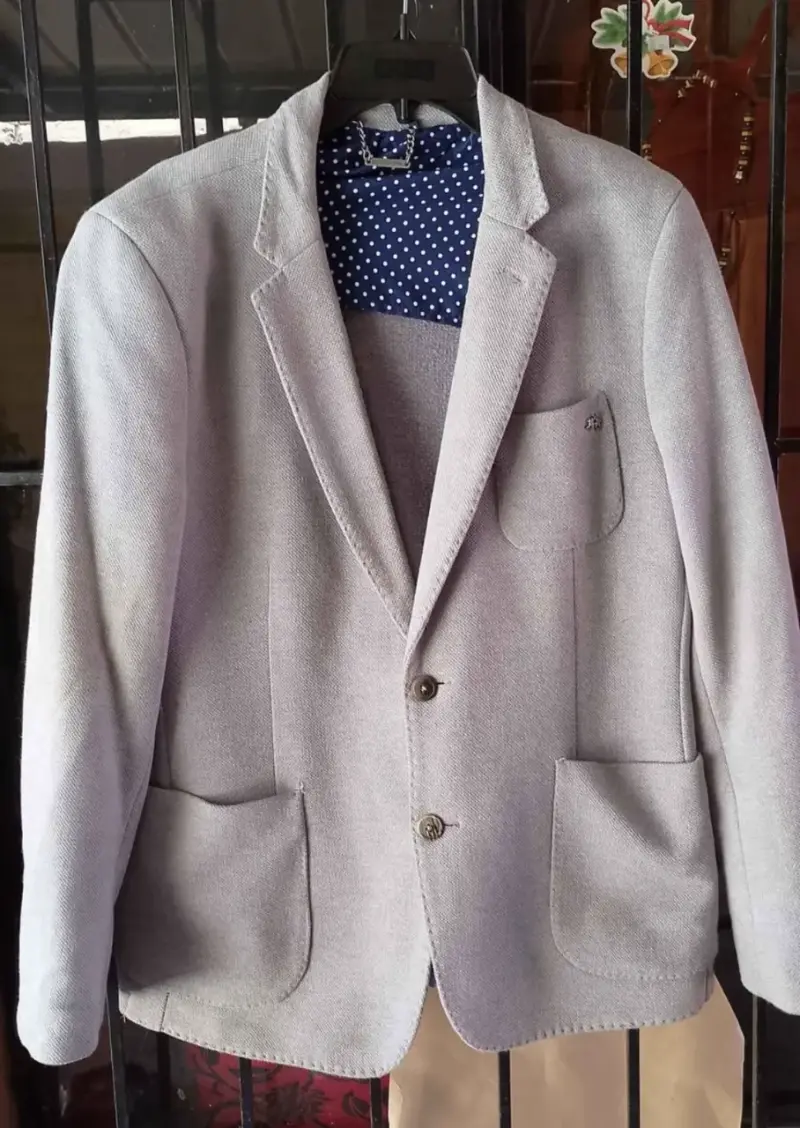 Blazer gris claro con forro de lunares