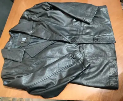 Chaqueta de cuero genuino GAP en excelente estado - miniatura 2