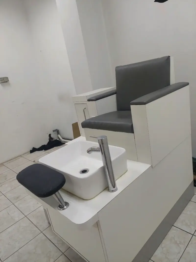 Sillón de Pedicura con griferia y enchufe - 2
