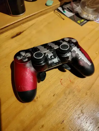 Control PS4 personalizado rojo y negro - miniatura 1