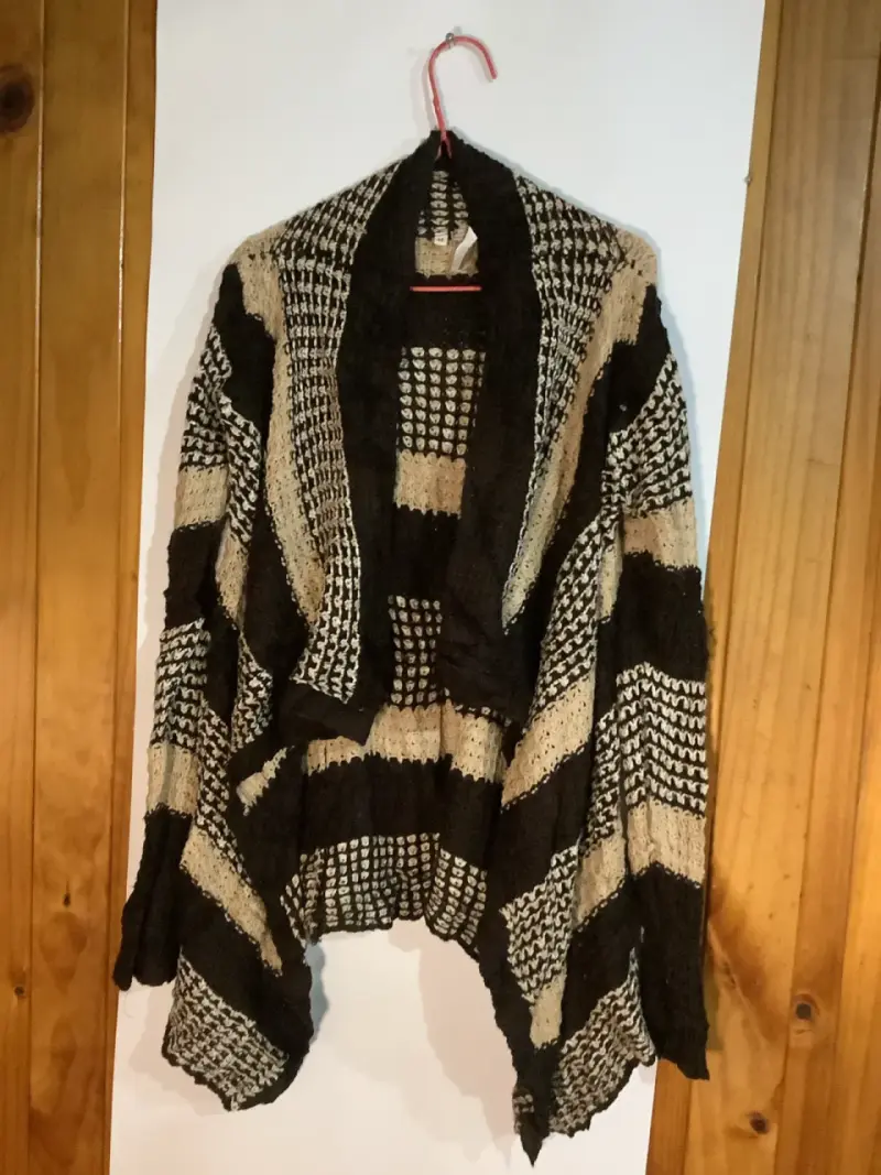 Chaleco tejido de punto negro y beige