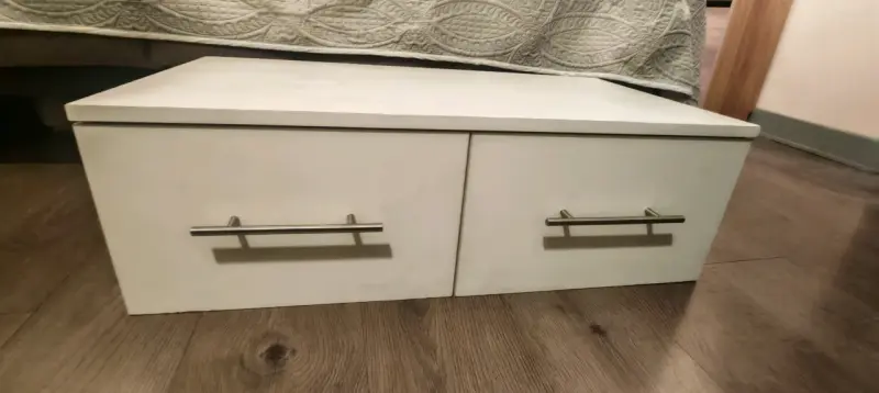 Cajonera de madera blanca con dos cajones