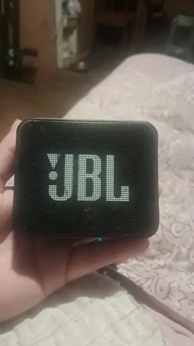 Parlante portátil JBL compacto y potente - miniatura 1