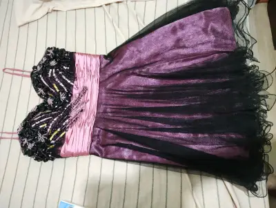 Vestido de gala corto con lentejuelas - miniatura 1