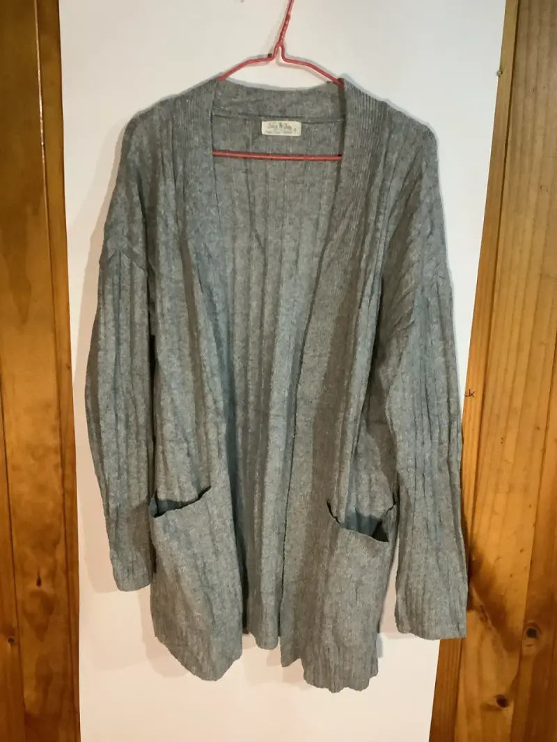 Cárdigan gris de lana con bolsillos