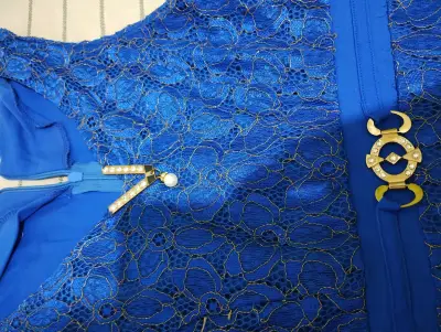 Vestido de fiesta azul con detalles dorados - miniatura 2