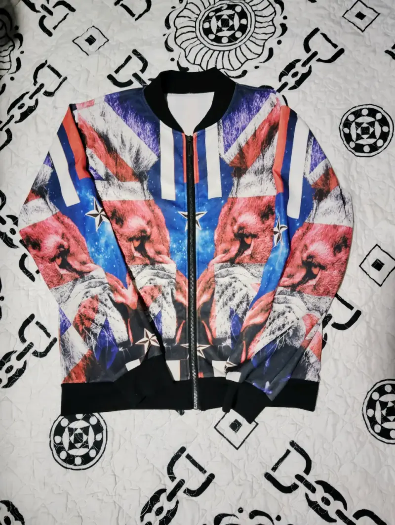 Chaqueta bomber con diseño de animales y bandera