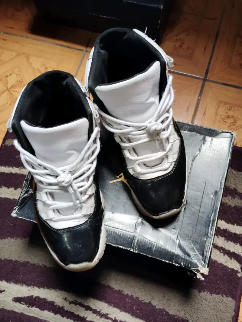 Zapatillas deportivas blancas y negras con logo dorado - 2