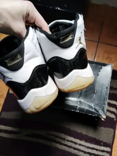 Zapatillas deportivas blancas y negras con logo dorado - miniatura 3