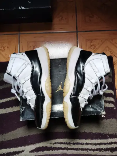 Zapatillas deportivas blancas y negras con logo dorado - miniatura 4