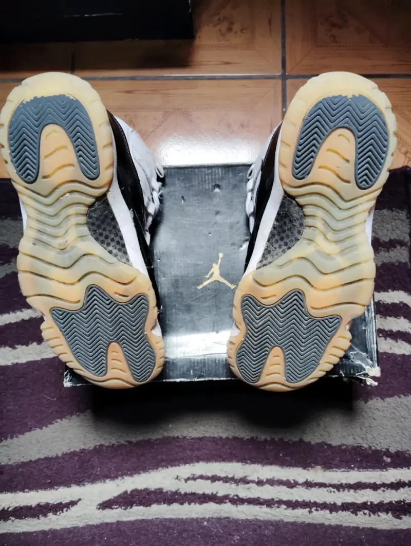Zapatillas deportivas blancas y negras con logo dorado - 6