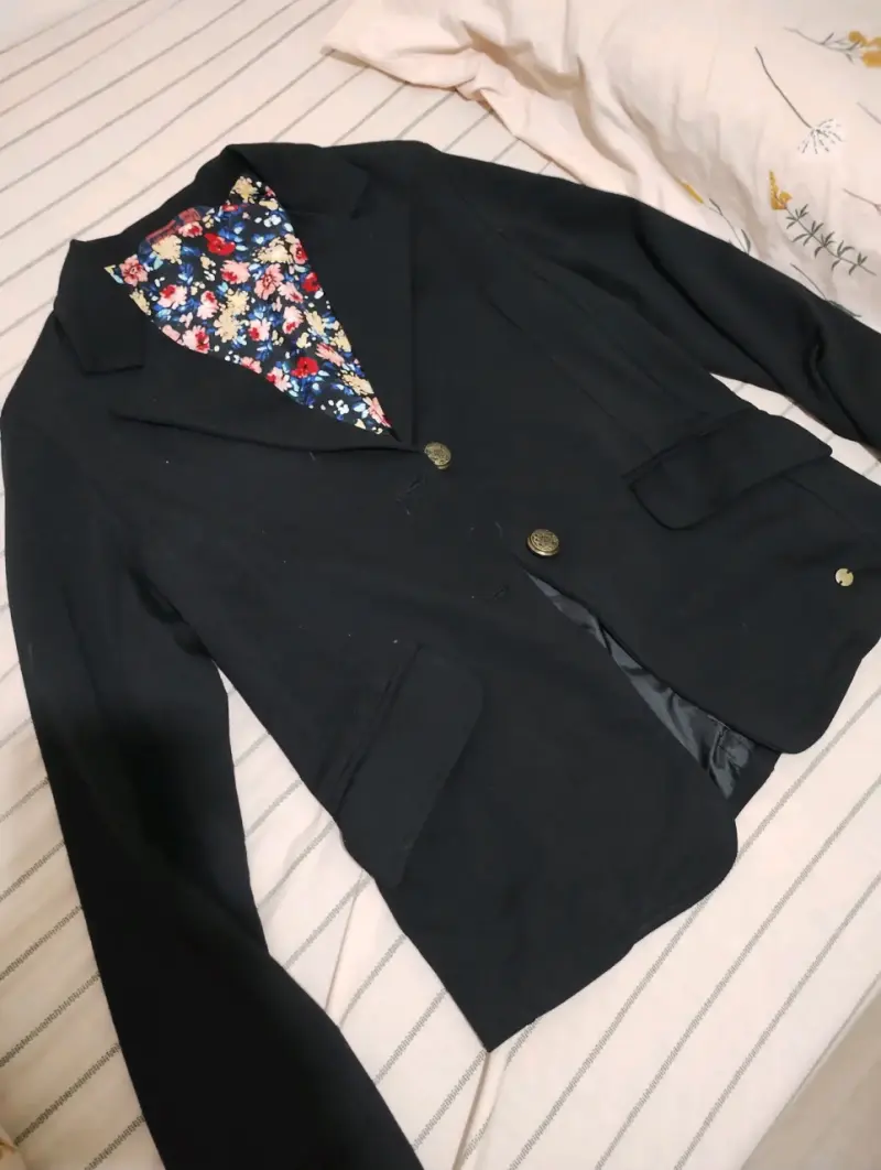 Blazer negro con forro floral para mujer - 1