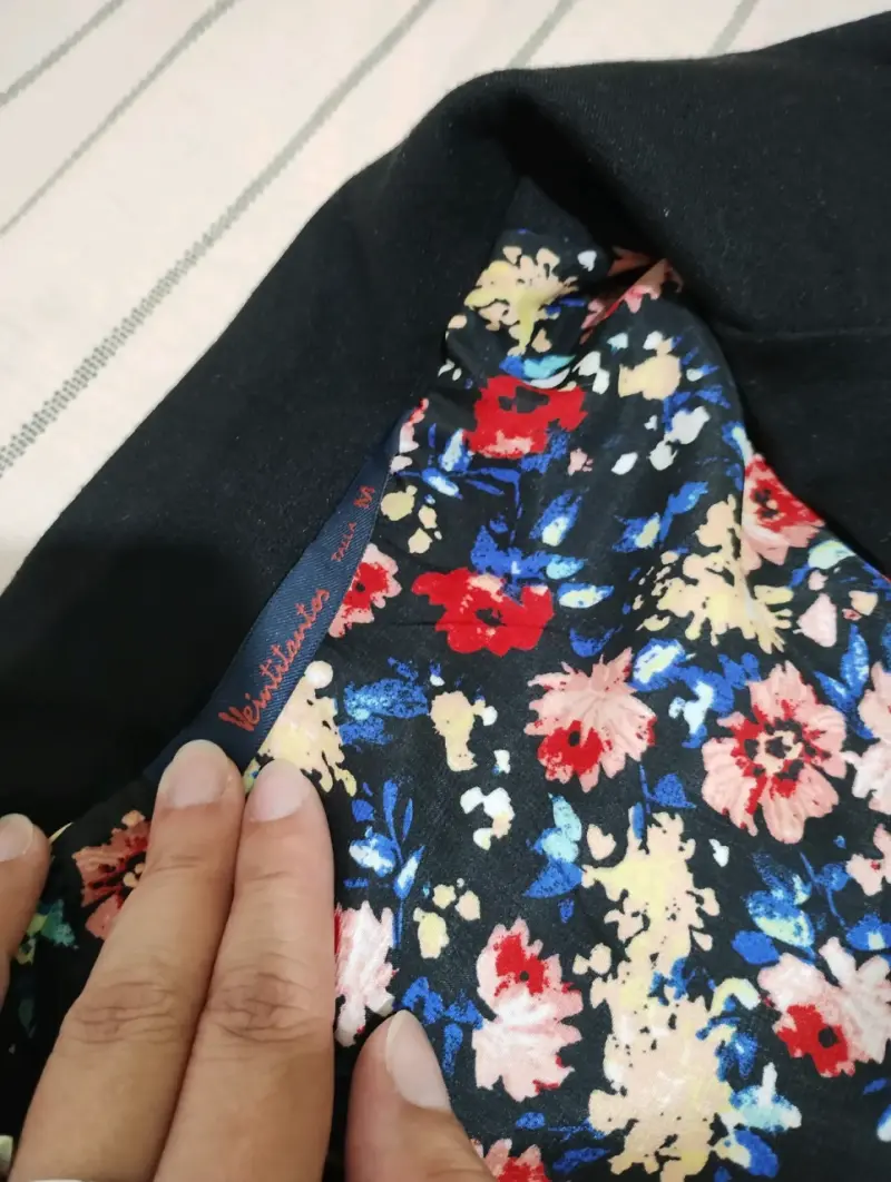 Blazer negro con forro floral para mujer - 2