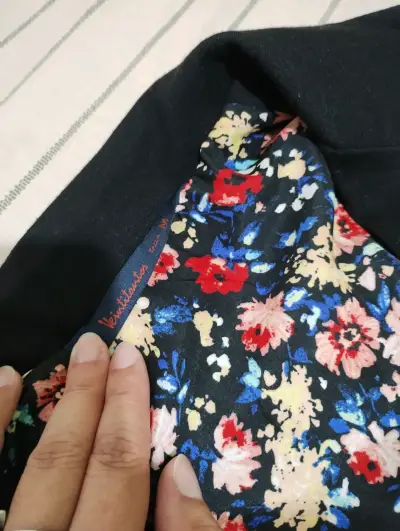 Blazer negro con forro floral para mujer - miniatura 2