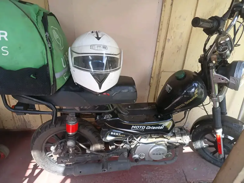 Moto gasolina Moto Oriental con casco y bolso trab