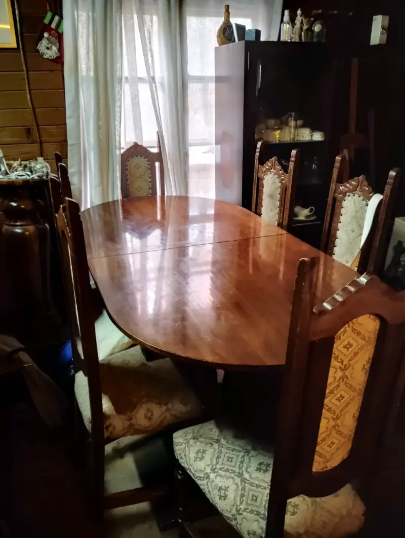 Mesa de comedor de madera con sillas clásicas - 1