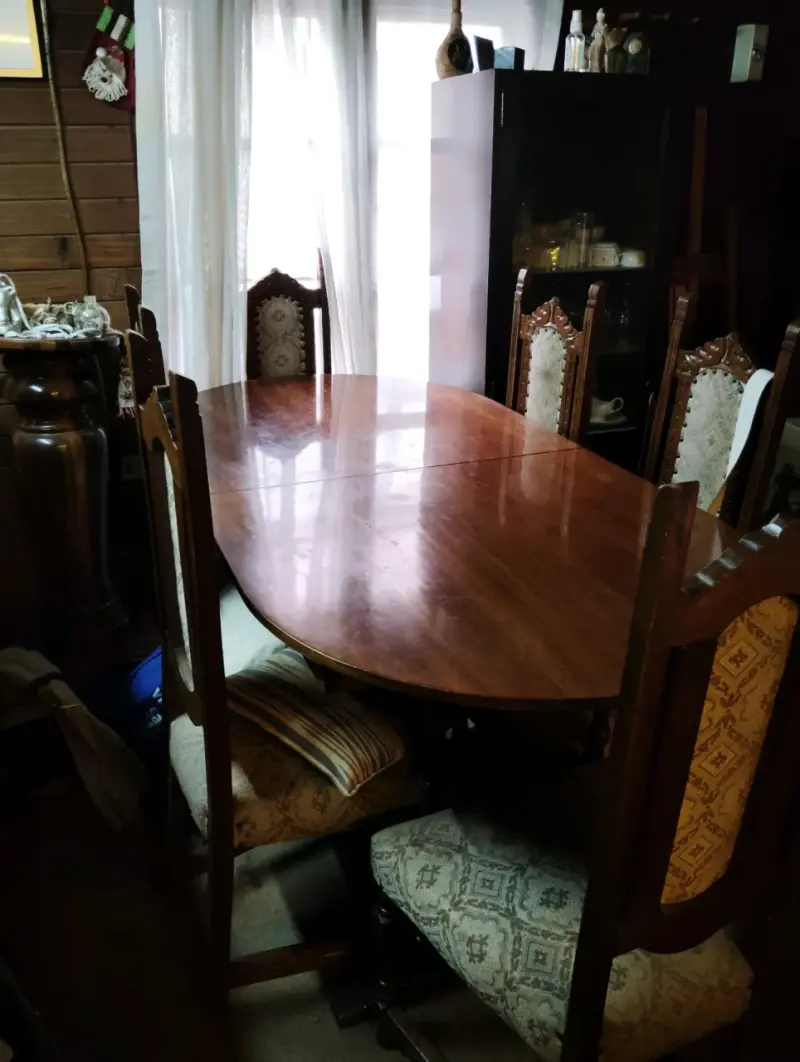 Mesa de comedor de madera con sillas clásicas - 2
