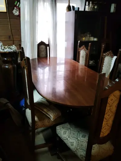 Mesa de comedor de madera con sillas clásicas - miniatura 2