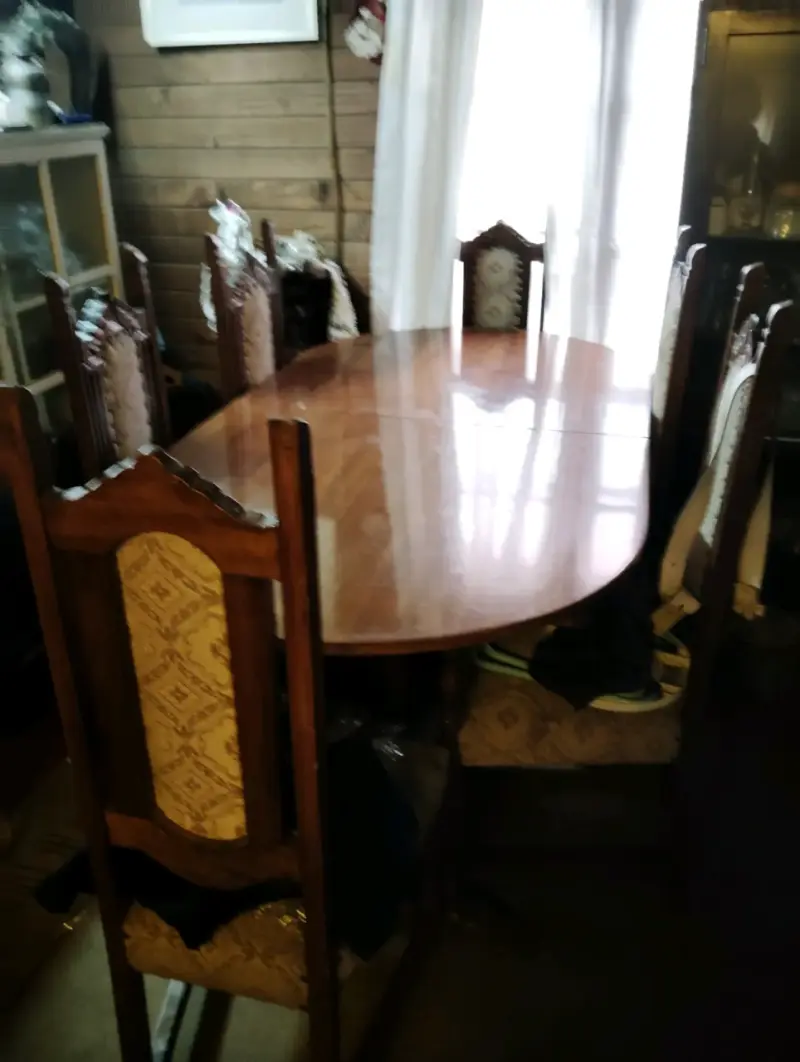 Mesa de comedor de madera con sillas clásicas - 3