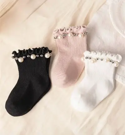 Calcetines de bebé con perlas decorativas - miniatura 1