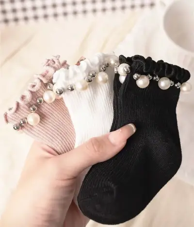 Calcetines de bebé con perlas decorativas - miniatura 2
