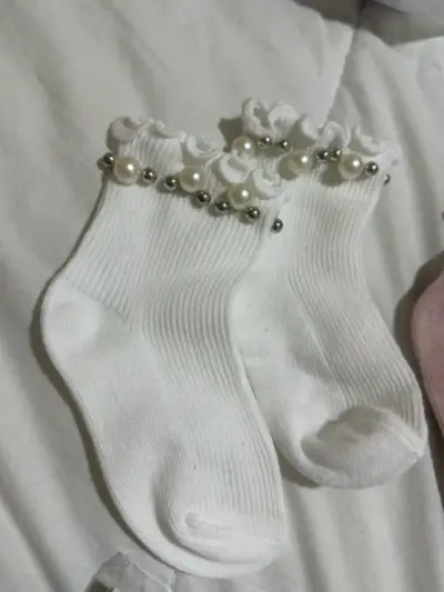 Calcetines de bebé con perlas decorativas - miniatura 3