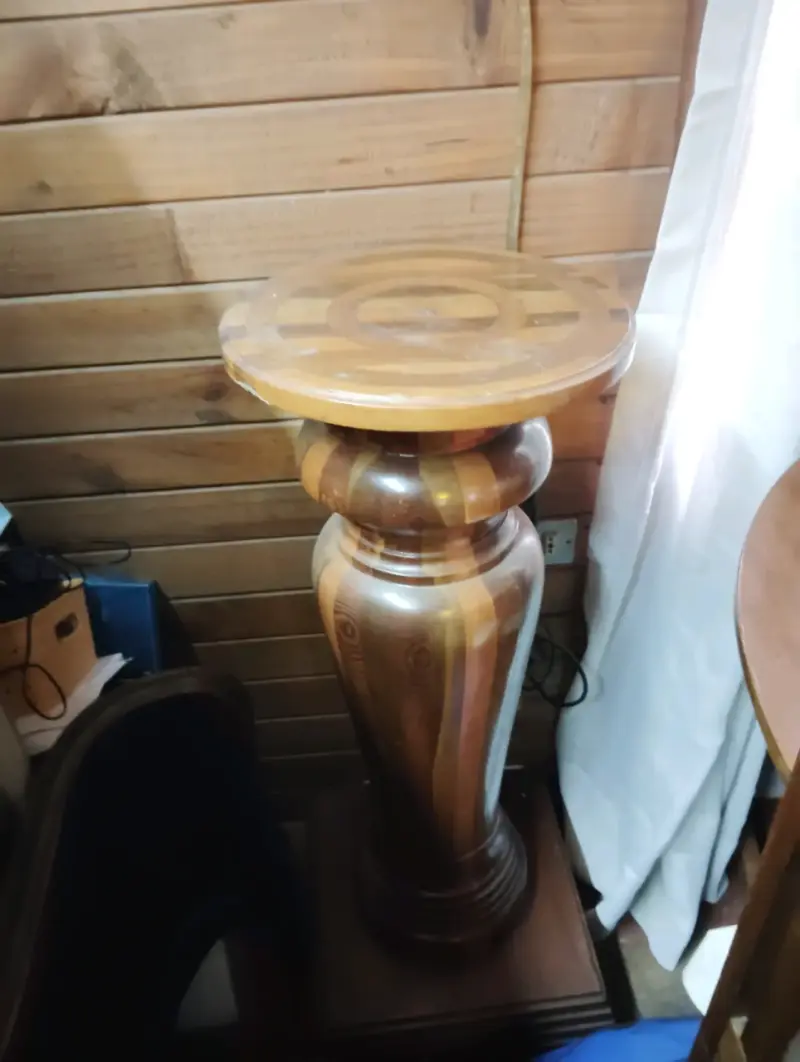Pedestal decorativo de madera torneada