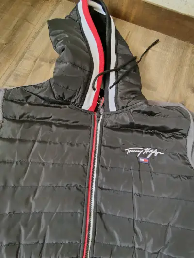 Chaleco acolchado Tommy Hilfiger negro con capucha - miniatura 1