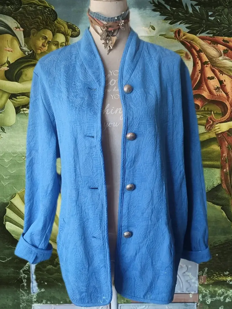 Chaqueta azul con diseño texturizado y botones metálicos - 1