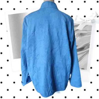 Chaqueta azul con diseño texturizado y botones metálicos - miniatura 2