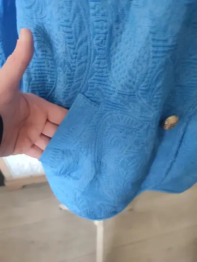 Chaqueta azul con diseño texturizado y botones metálicos - miniatura 3
