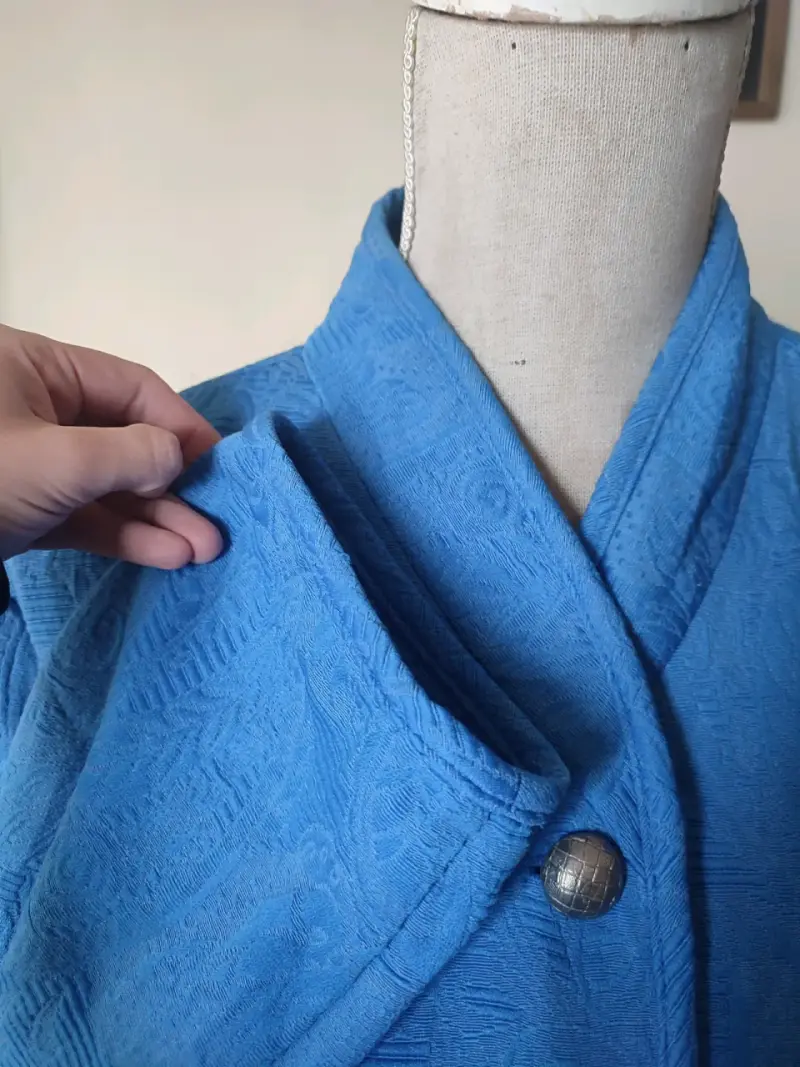 Chaqueta azul con diseño texturizado y botones metálicos - 4